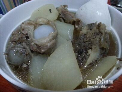 春季养生汤煲汤食谱2：猪骨头萝卜汤