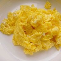 美白肌肤的佳品黄瓜木耳炒鸡蛋