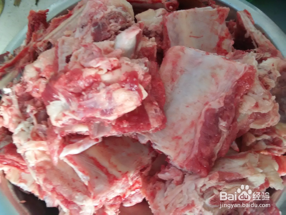 年夜饭；牛大骨炖萝卜，营养、美味