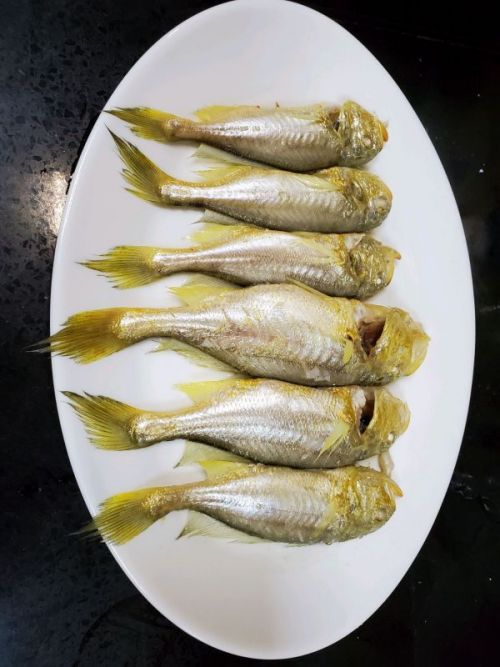 炸红葱头蒸狮头鱼