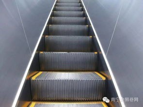 如何安全坐自动扶梯