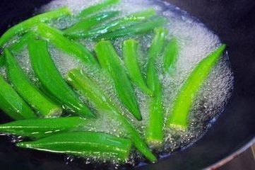 秋葵蘸酱的做法