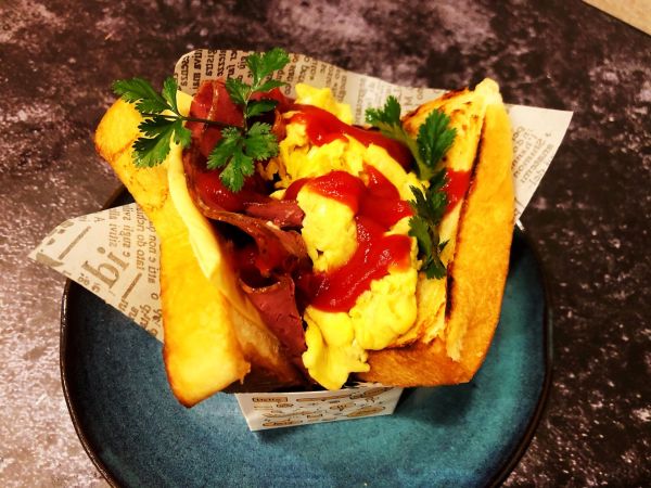 超满足的厚切三明治