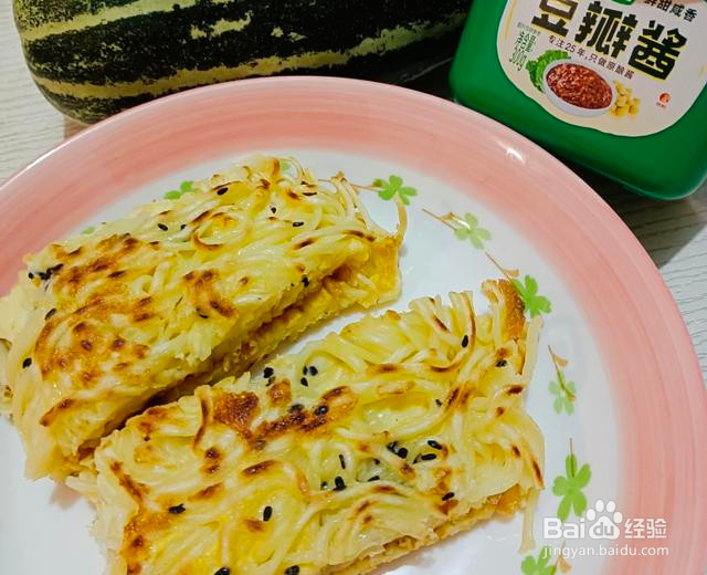 抹酱鸡蛋面煎饼+豆瓣酱的做法