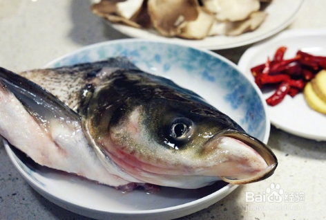 菌菇炖汤鱼头的做法