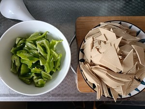豆皮炒青椒的做法