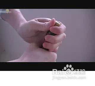 没有起子妙开红酒的方法