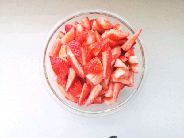香甜草莓酱和草莓气泡水