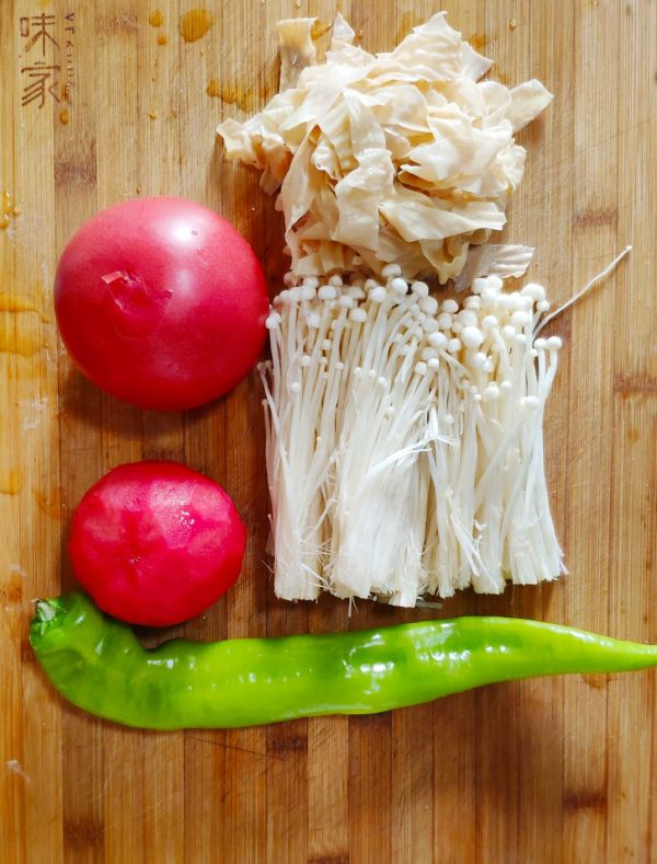 西红柿烩金针菇豆皮