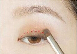 金棕色柔媚蜜桃妆