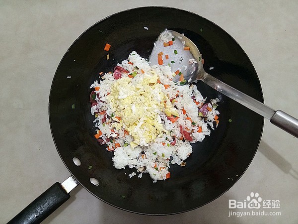 如何制作蒜苗腊肠炒饭
