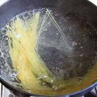 制作培根奶酪意面