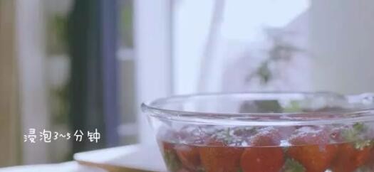 制作草莓果酒的方法