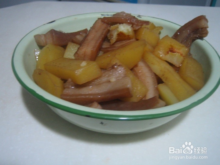 老年人用相机怎样拍土豆炖肥猪肉皮菜肴