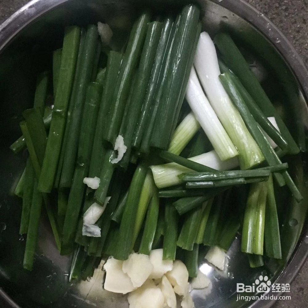 葱爆凤爪的做法