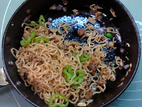 黑椒牛肉酱炒方便面