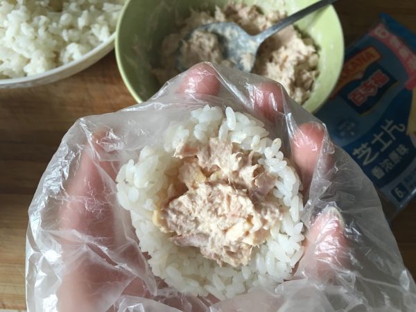 芝士金枪鱼饭团