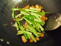 青椒肉片炒脆藕的做法