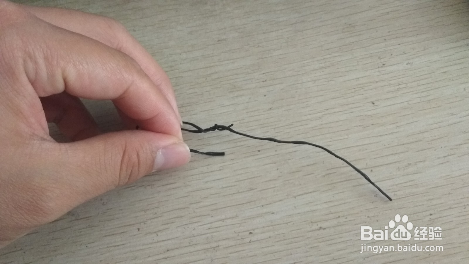 如何用两个数据线绑绳做简易的中性笔支架