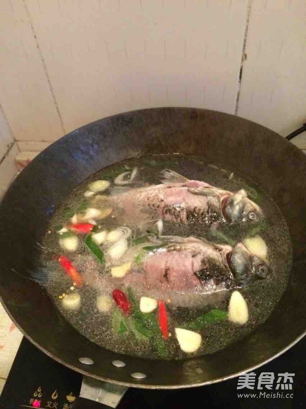 鲫鱼炖土豆的做法