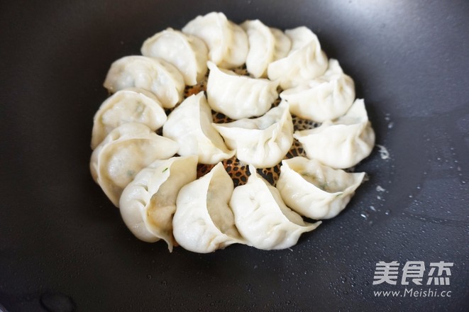 冰花生煎饺的做法