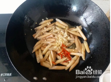 制作酸脆藕心菜