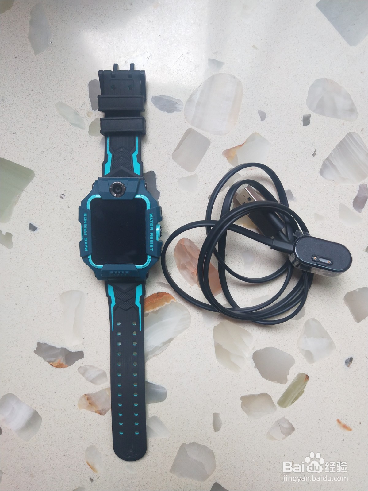 小天才电话手表Z6怎么充电？