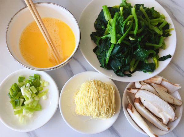 香菇菠菜鸡蛋面