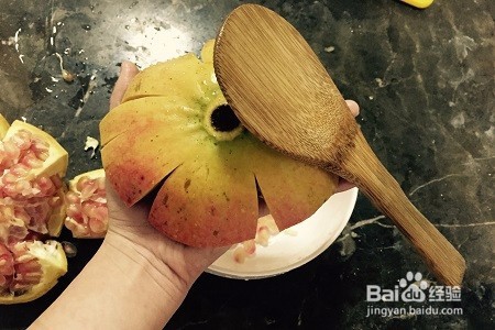 快速吃石榴的两种方法