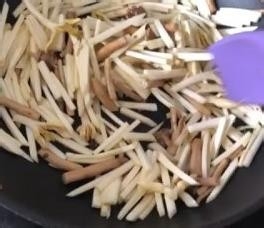 茶树菇花生芽炒茭白