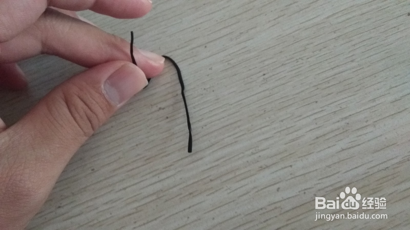 如何用一个数据线绑绳做简易的钢笔的支架