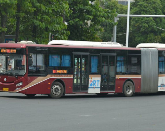 公共汽车车门是在车的哪侧