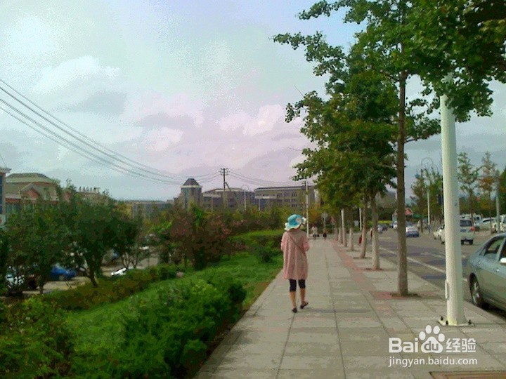 为什么说在人行道里侧走更安全