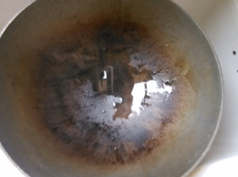 铁锅在洗干净后再用抹布擦一下为什么会黄黄的呢