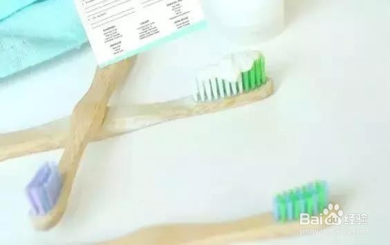 不用水洗呢大衣,巧去霉绩