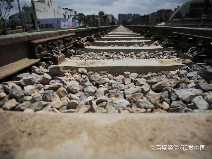 铁轨下面为什么铺枕木