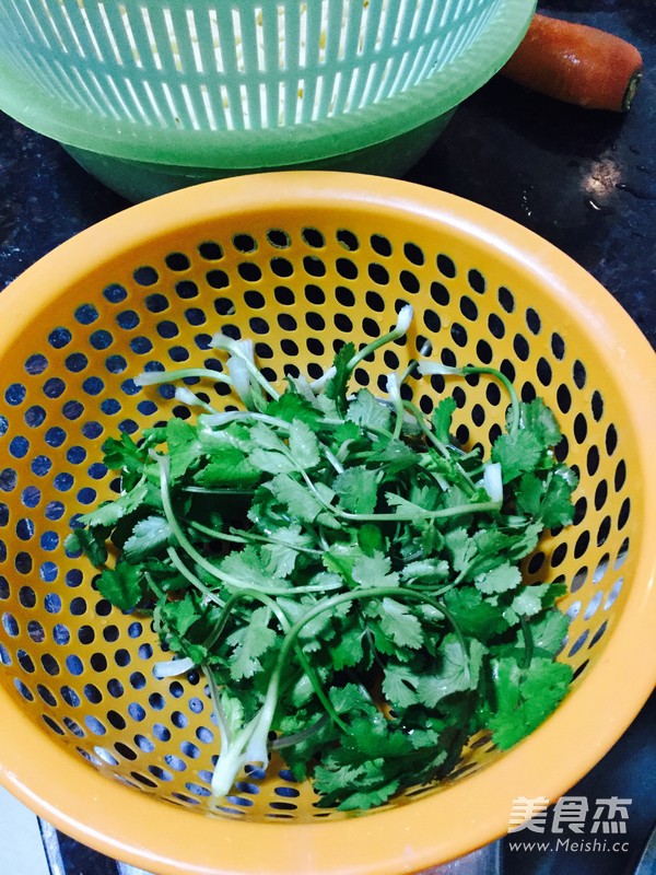 胡萝卜香菜炒面