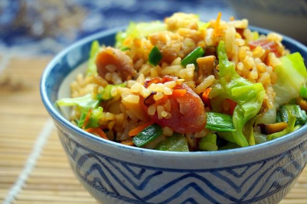鸡肉菌菇腊味炒饭