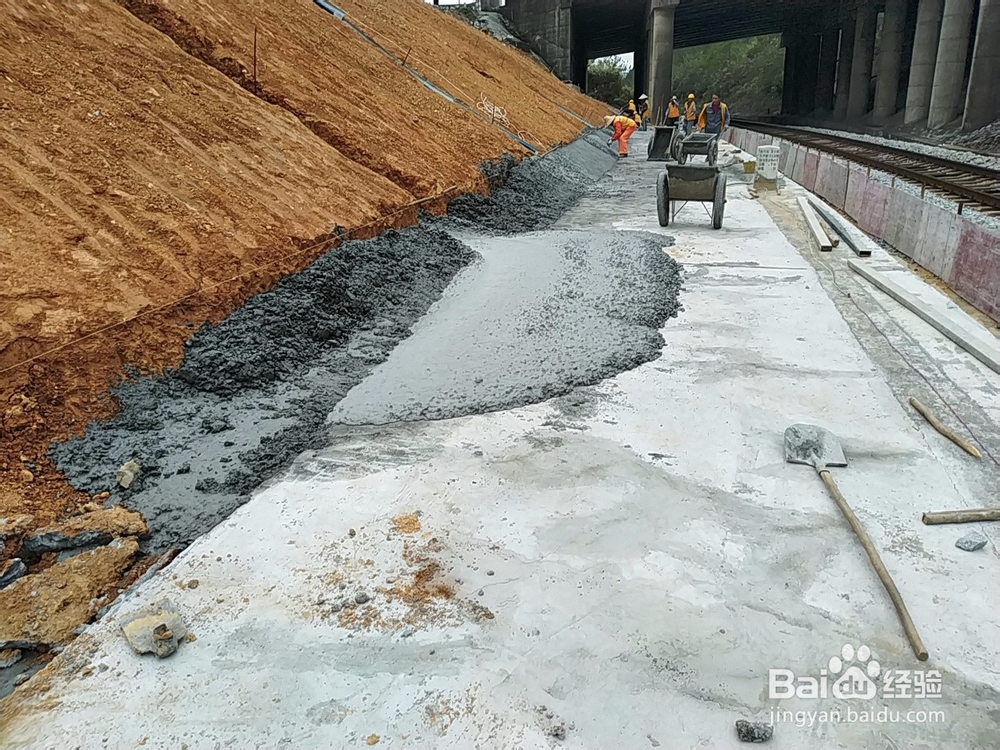 人字骨架襟边在灌注混凝土时的要求有哪些？