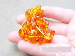怎样用眼简易分辨琥珀真假