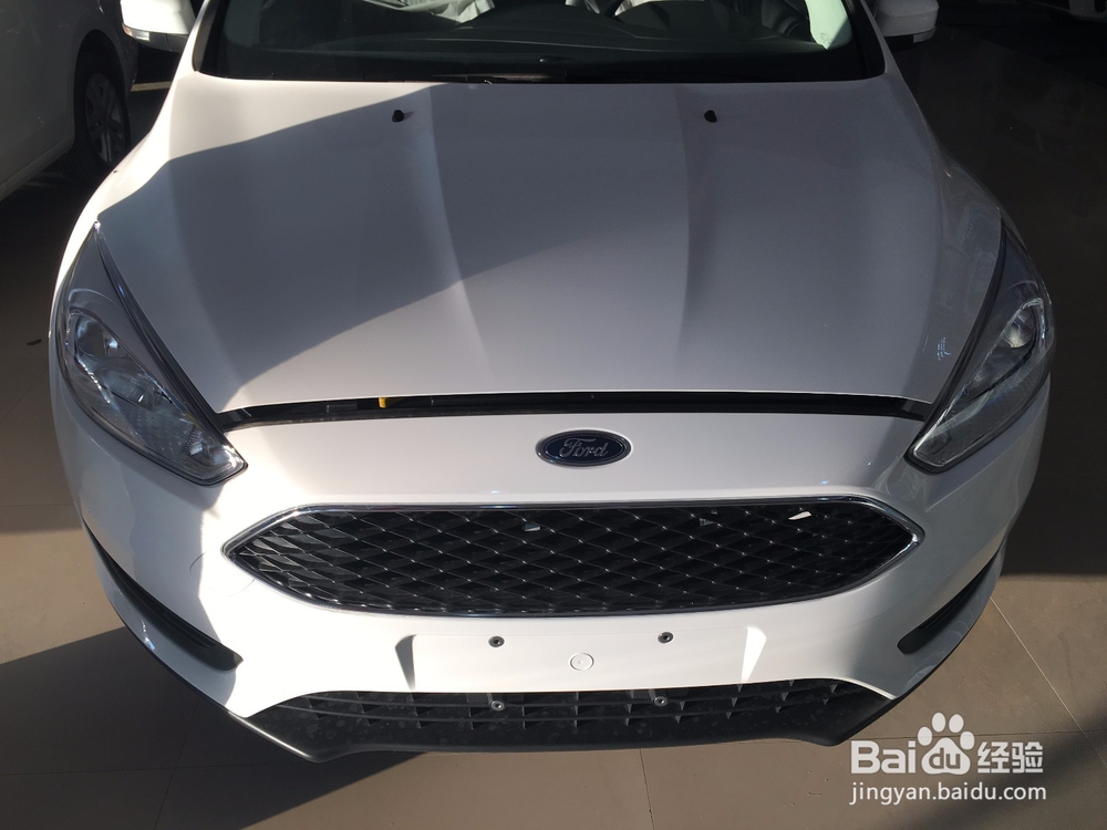 福特福克斯如何打开前机盖、后备箱、油箱盖？