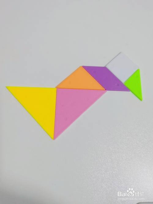 拿出一个绿色小号三角形板放在白色正方形板的右边,如图所示.