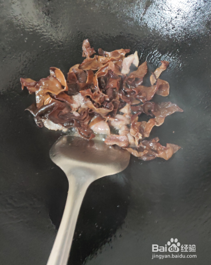 豆芽韭菜炒木耳的做法