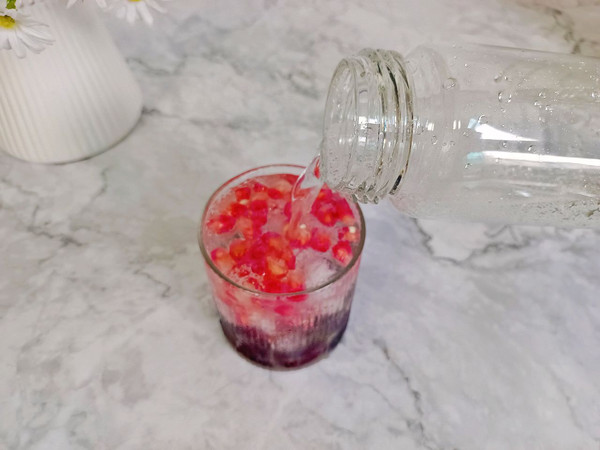 葡萄石榴气泡水