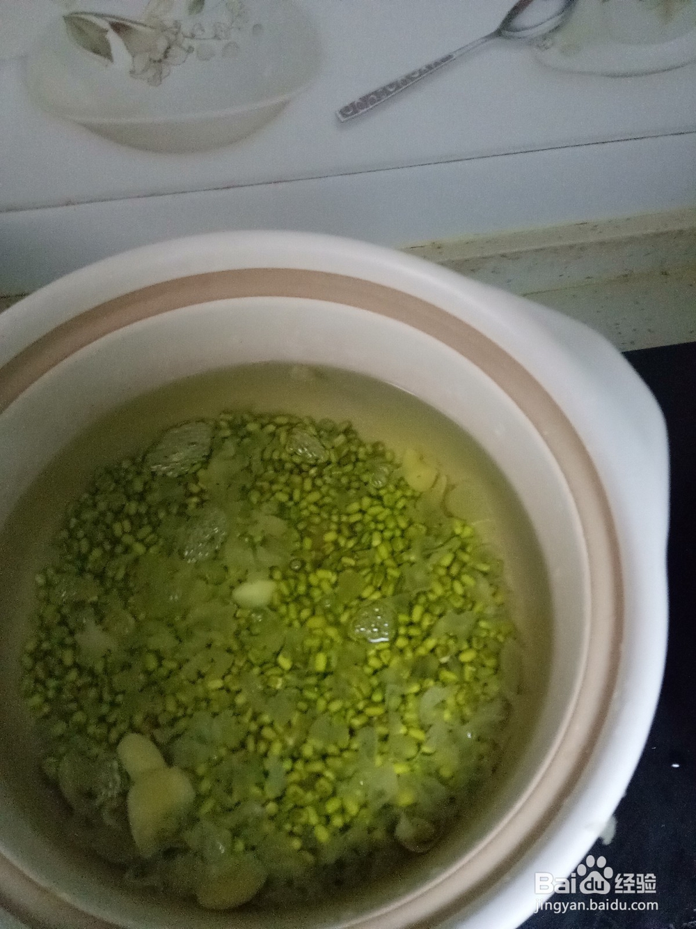 砂锅绿豆银耳百合汤