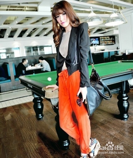 哈伦裤配T恤 藏肉显瘦让身材更苗条