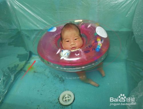 如何给婴儿游泳？