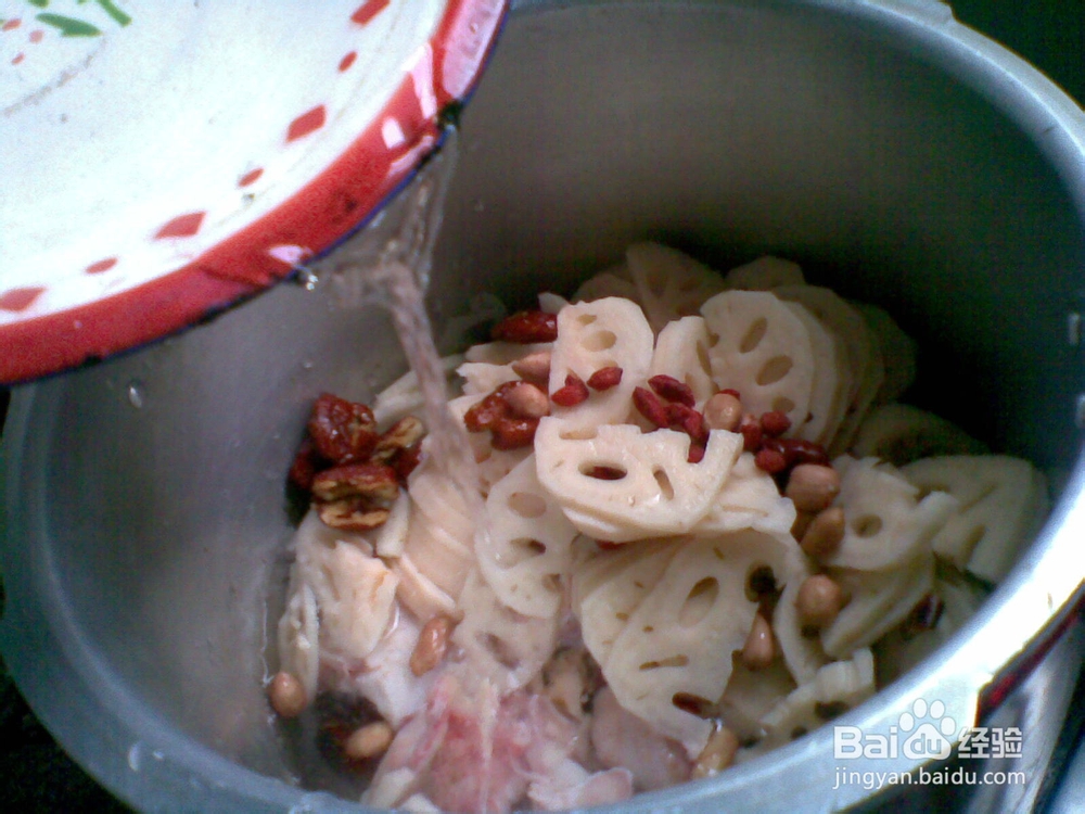 莲藕猪手汤烹制方法