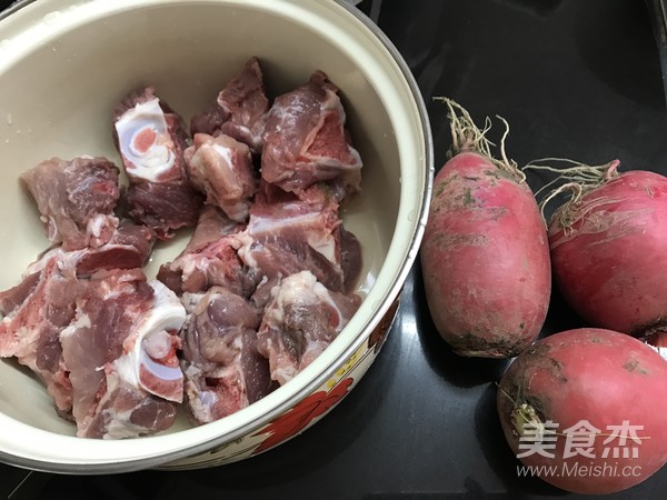 鲜香猪骨炖萝卜