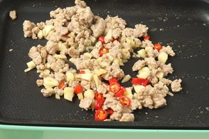 豆腐肉末茄子煲的做法